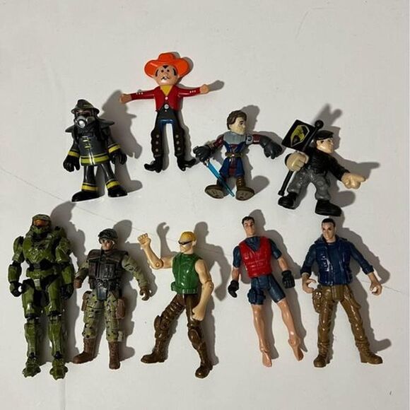 Bundle of 9 Assorted Action Figures #D235 - Picture 1 of 10